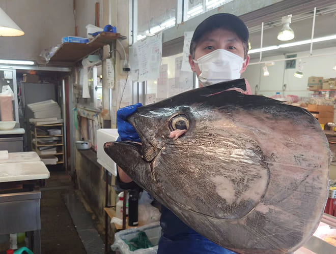 魚を捌いている様子