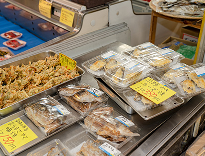 日替わりで各種惣菜を提供